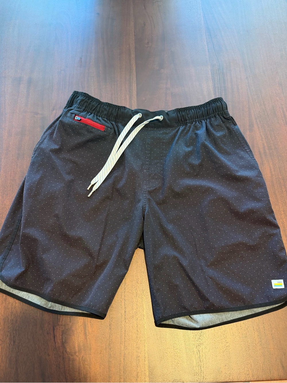 Vuori Banks Shorts 7” inseam men’s medium “Black polka dot”